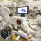 Ingenieros del JPL de la NASA instalando el sistema de cámaras Mastcam-Z sobre Perseverance.